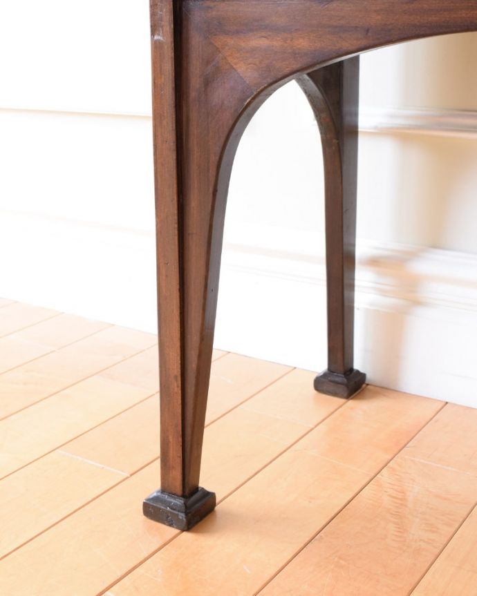 アンティークのキャビネット アンティーク家具 アールヌーボーデザインのアンティーク家具、ステンドグラス扉が美しいガラスキャビネット。女性1人でラクラク運べちゃうんですHandleのアンティークは、脚の裏にフェルトキーパーをお付けしています。(k-2656-f)