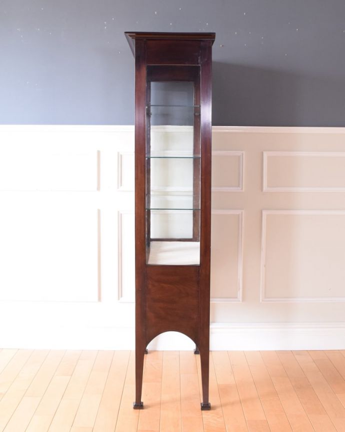 アンティークのキャビネット アンティーク家具 アールヌーボーデザインのアンティーク家具、ステンドグラス扉が美しいガラスキャビネット。横から見ても素敵なんです三方向がガラスのキャビネット。(k-2656-f)