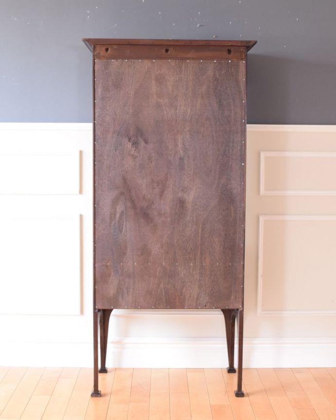 アンティークのキャビネット アンティーク家具 アールヌーボーデザインのアンティーク家具、ステンドグラス扉が美しいガラスキャビネット。後ろ姿も美しいですアンティークは新品ではないので、経年変化によるキズはありますが、専門の職人がしっかり修復したので後姿もキレイです。(k-2656-f)