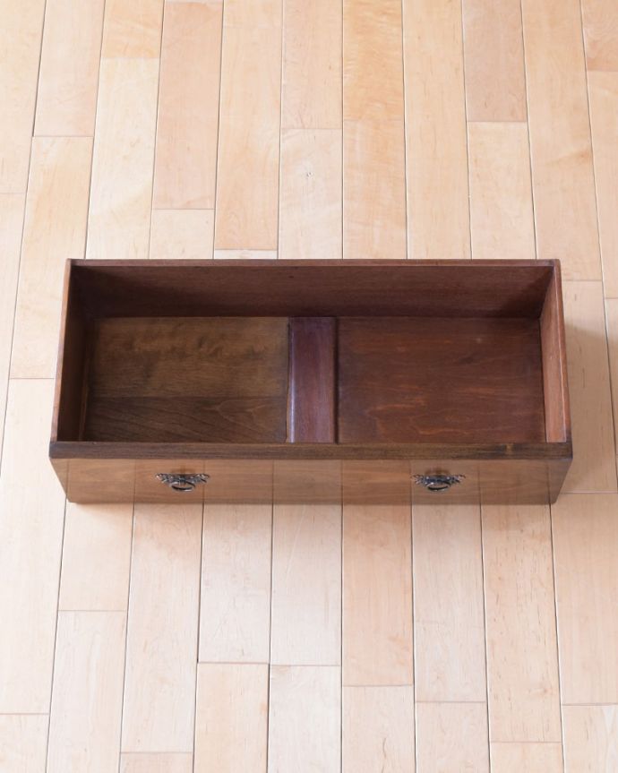 アンティークのキャビネット アンティーク家具 アールヌーボーデザインのアンティーク家具、ステンドグラス扉が美しいガラスキャビネット。引き出しの中もキレイに修復しました。(k-2656-f)