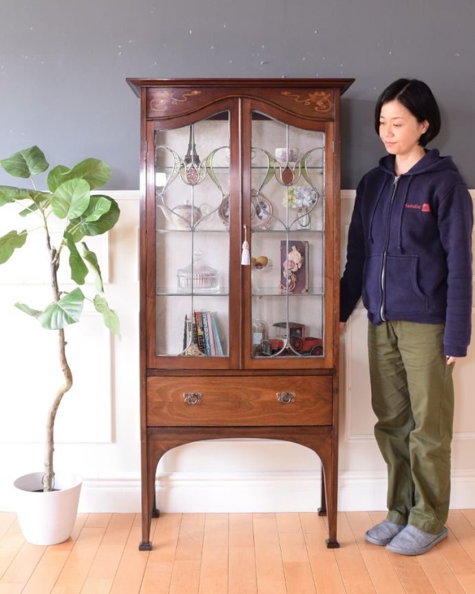 アンティークのキャビネット アンティーク家具 アールヌーボーデザインのアンティーク家具、ステンドグラス扉が美しいガラスキャビネット。ステンドグラスの扉が美しいキャビネット扉がステンドグラスになっているから、キャビネットとステンドグラスの両方を一気に手に入れることが出来ちゃうんです。(k-2656-f)