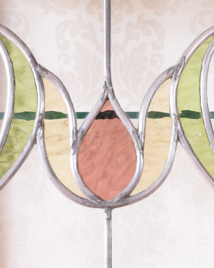 アンティークのキャビネット アンティーク家具 アールヌーボーデザインのアンティーク家具、ステンドグラス扉が美しいガラスキャビネット。アンティークのガラスの美しさガラスも古いアンティークのステンドグラスは独特の雰囲気が魅力。(k-2656-f)