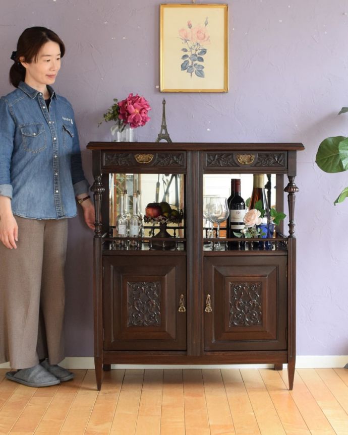 アンティークのキャビネット アンティーク家具 英国のアンティーク家具、彫刻がたっぷり入った美しいサイドボード。英国アンティーク家具らしい重厚なオトナの美しさ重厚感のあるドッシリとした雰囲気の彫がたっぷり入ったサイドボード、もともとはダイニングでサーブ用に使われていた家具です。(k-2657-f)