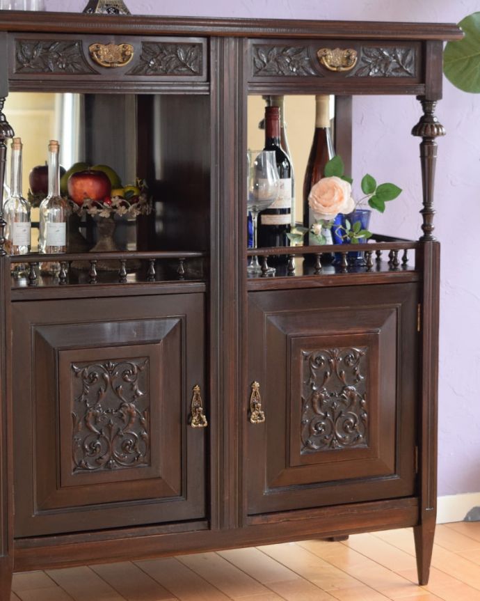 アンティークのキャビネット アンティーク家具 英国のアンティーク家具、彫刻がたっぷり入った美しいサイドボード。やっぱり魅力は英国らしい彫まだ機械が発達していない時代に、こんなに堅い木材をどうやって加工したんだろう?って不思議になるくらい細かい彫。(k-2657-f)