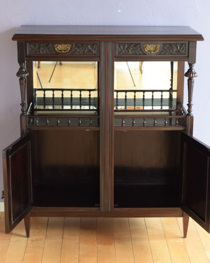 アンティークのキャビネット アンティーク家具 英国のアンティーク家具、彫刻がたっぷり入った美しいサイドボード。扉の奥にはたっぷりの収納。(k-2657-f)