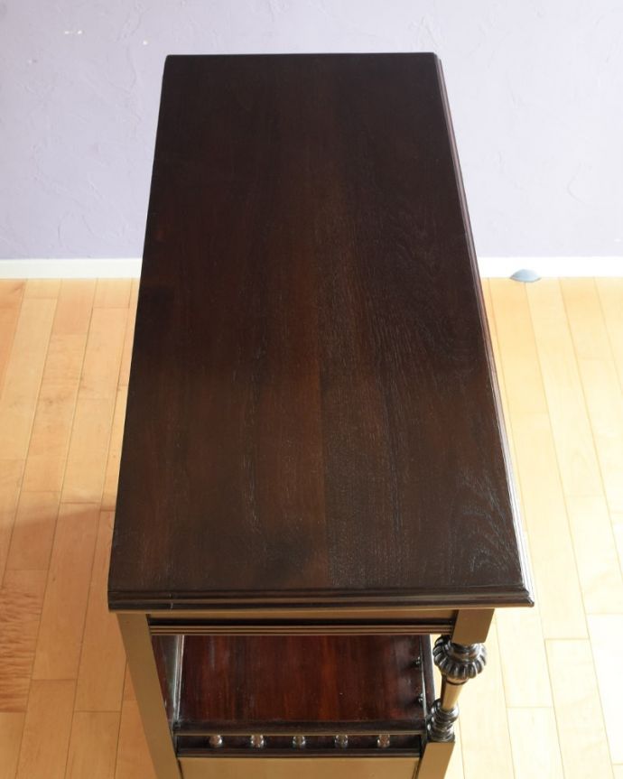 アンティークのキャビネット アンティーク家具 英国のアンティーク家具、彫刻がたっぷり入った美しいサイドボード。上から見てるとこんな感じです。(k-2657-f)