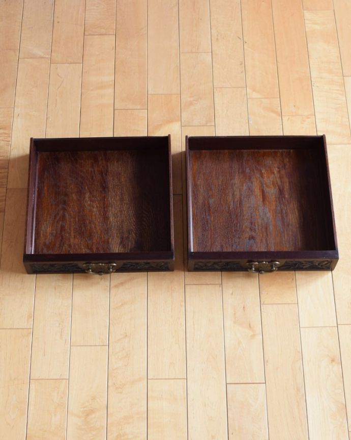 アンティークのキャビネット アンティーク家具 英国のアンティーク家具、彫刻がたっぷり入った美しいサイドボード。引き出しの中もキレイに修復しましたもともとカトラリーを入れて使っていた引き出し。(k-2657-f)