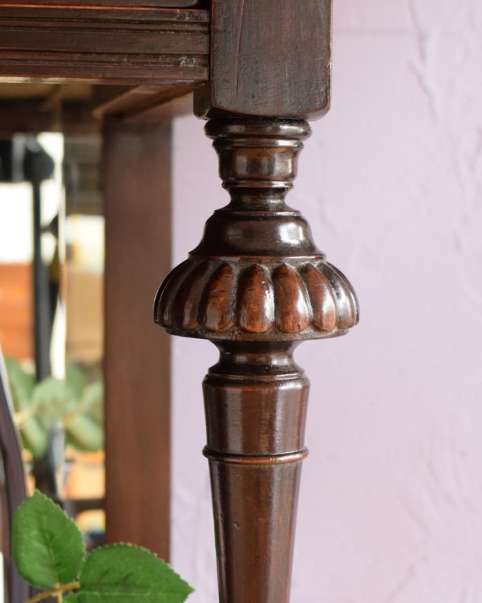 アンティークのキャビネット アンティーク家具 英国のアンティーク家具、彫刻がたっぷり入った美しいサイドボード。至る所に繊細な彫いろんな彫のデザインがありますが、個人的に美しいと思える女性らしく優雅なデザインを選んできました。(k-2657-f)