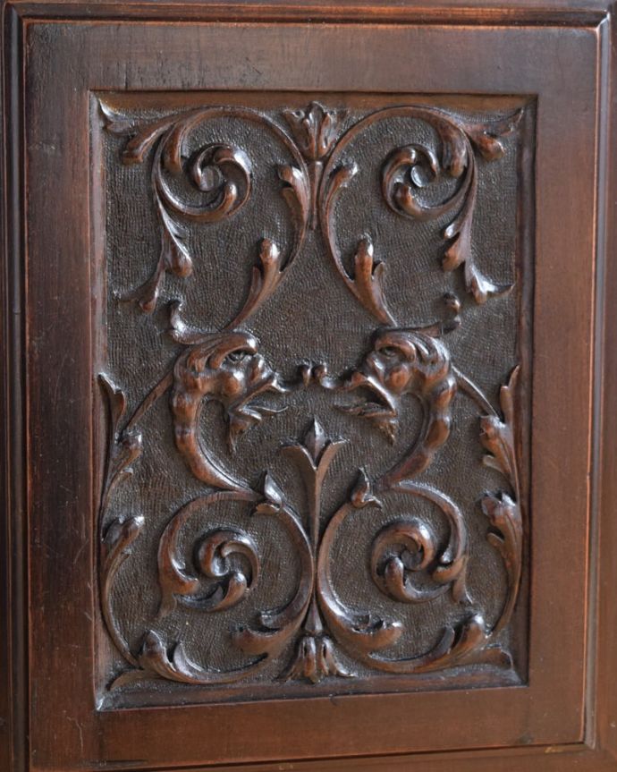 アンティークのキャビネット アンティーク家具 英国のアンティーク家具、彫刻がたっぷり入った美しいサイドボード。惚れ惚れするような美しさとっても堅い無垢材に一体どうやって彫っていったんでしょう?アンティークらしく細かい彫りを眺めているだけでうっとりしてしまいます。(k-2657-f)