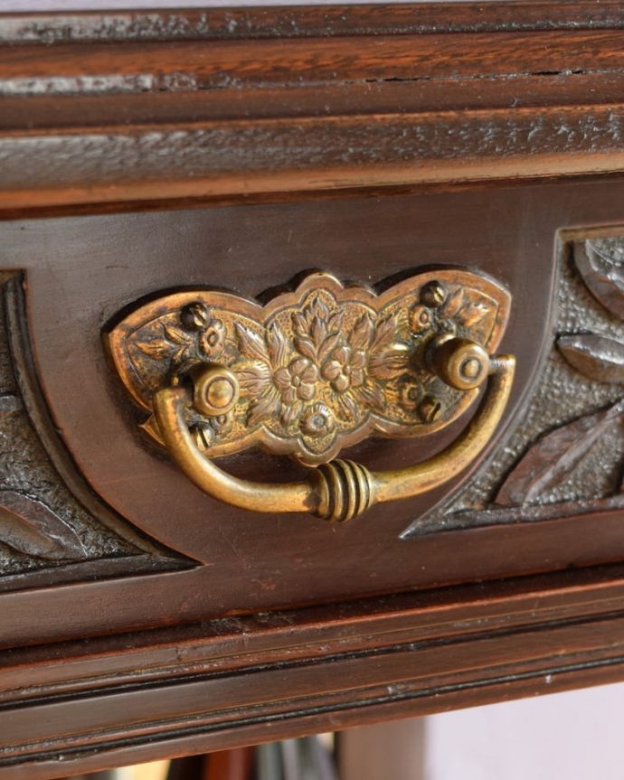 アンティークのキャビネット アンティーク家具 英国のアンティーク家具、彫刻がたっぷり入った美しいサイドボード。取っ手にまでアンティークらしさ時間の流れが感じられる凝ったデザインの味わい深い取っ手。(k-2657-f)
