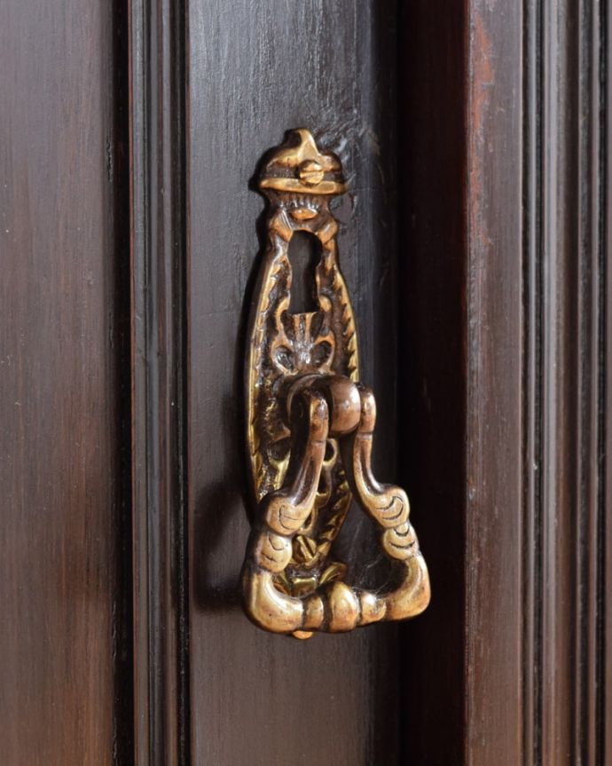 アンティークのキャビネット アンティーク家具 英国のアンティーク家具、彫刻がたっぷり入った美しいサイドボード。アンティークらしい素敵な取っ手デザインが美しい取っ手。(k-2657-f)