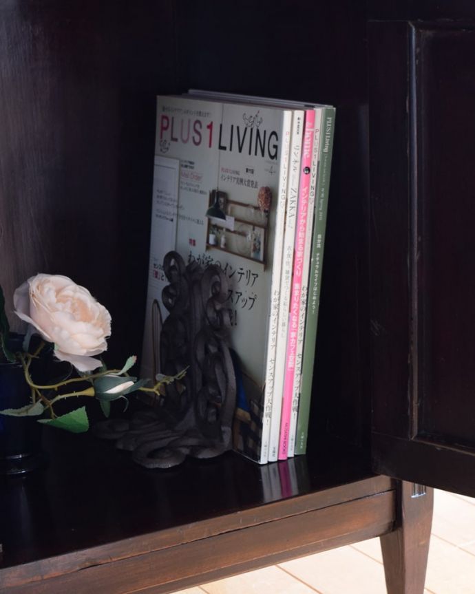 アンティークのキャビネット アンティーク家具 英国のアンティーク家具、彫刻がたっぷり入った美しいサイドボード。扉の中は収納たっぷりA4サイズの雑誌までしっかり収納出来ちゃう大きさ。(k-2657-f)