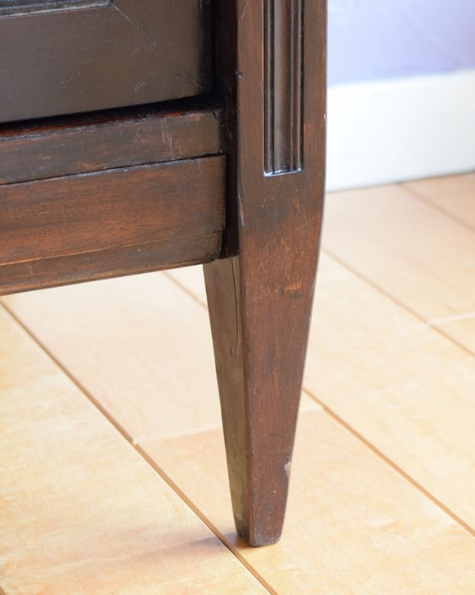 アンティークのキャビネット アンティーク家具 英国のアンティーク家具、彫刻がたっぷり入った美しいサイドボード。女性1人でラクラク運べちゃう仕掛けHandleのアンティークは、脚の裏にフェルトキーパーをお付けしています。(k-2657-f)