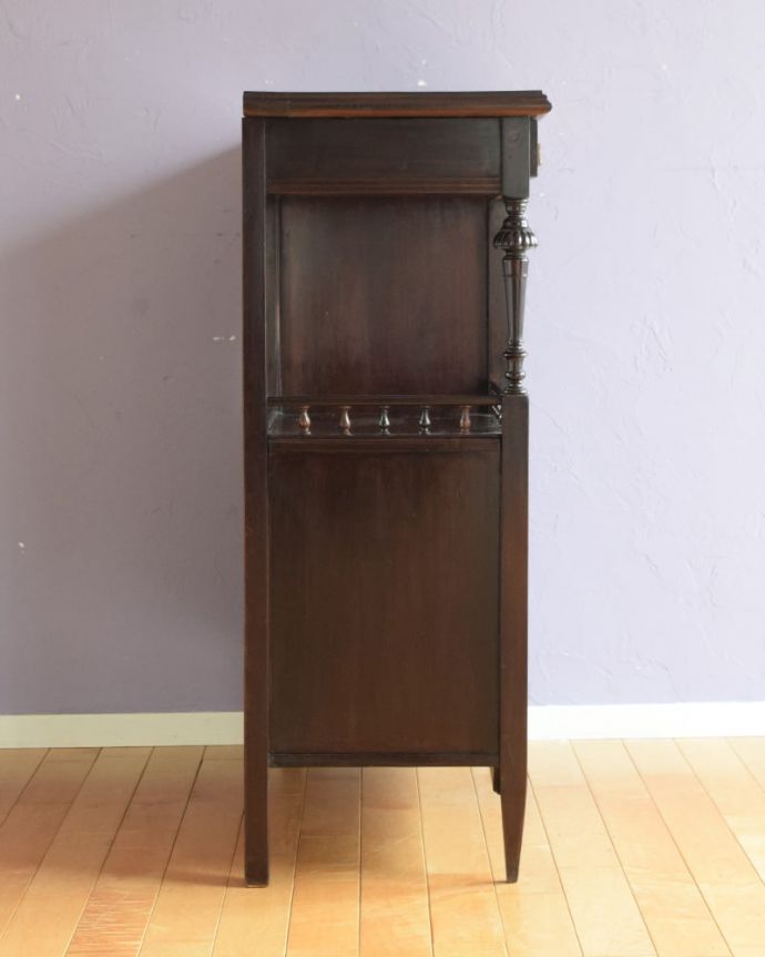 アンティークのキャビネット アンティーク家具 英国のアンティーク家具、彫刻がたっぷり入った美しいサイドボード。もちろん横から見てもステキ横顔にだって妥協しません。(k-2657-f)