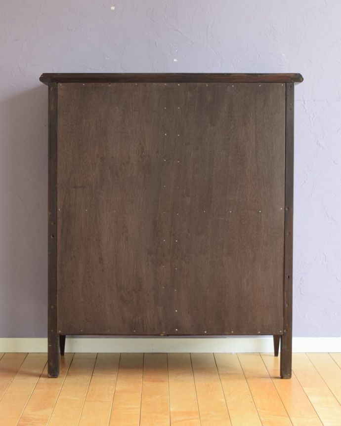 アンティークのキャビネット アンティーク家具 英国のアンティーク家具、彫刻がたっぷり入った美しいサイドボード。さらに後ろ姿もチェックアンティークは新品ではないので、もちろん経年変化によるキズはありますが、専門の職人がキレイに修復しました。(k-2657-f)