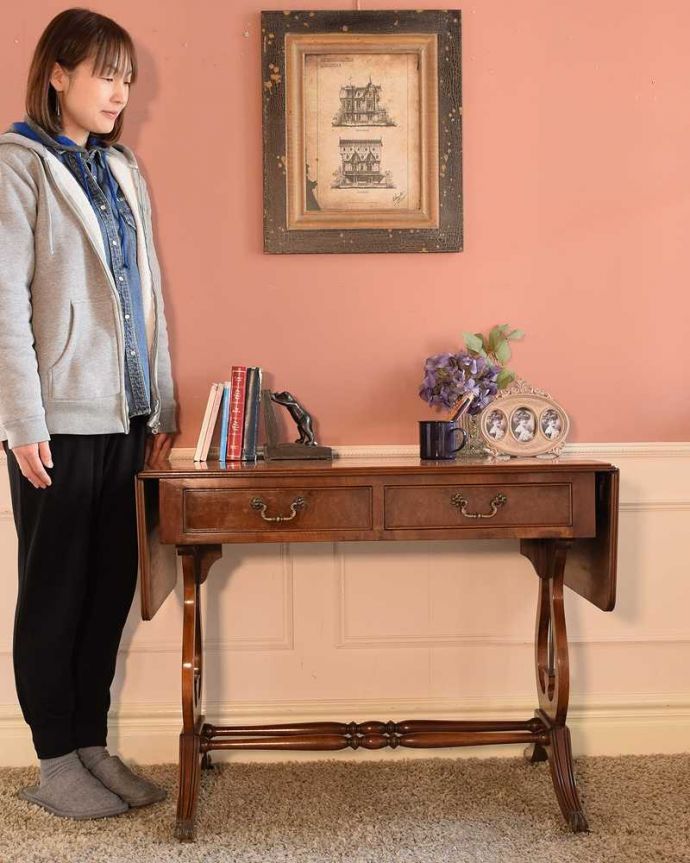 アンティークのデスク・書斎机 アンティーク家具 イギリスのアンティーク家具、伸長式の便利なバタフライテーブル(デスク)。蝶の羽がモチーフになった美しいテーブルまるで蝶々が羽を広げるように折りたたみが出来るところから名前が付けられた「バタフライ(蝶々)テーブル」。(k-2659-f)