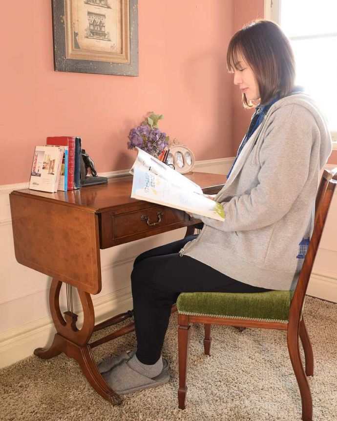 アンティークのデスク・書斎机 アンティーク家具 イギリスのアンティーク家具、伸長式の便利なバタフライテーブル(デスク)。自分だけのちょっと贅沢な時間テーブルとしてもデスクとしても使えるデザイン。(k-2659-f)