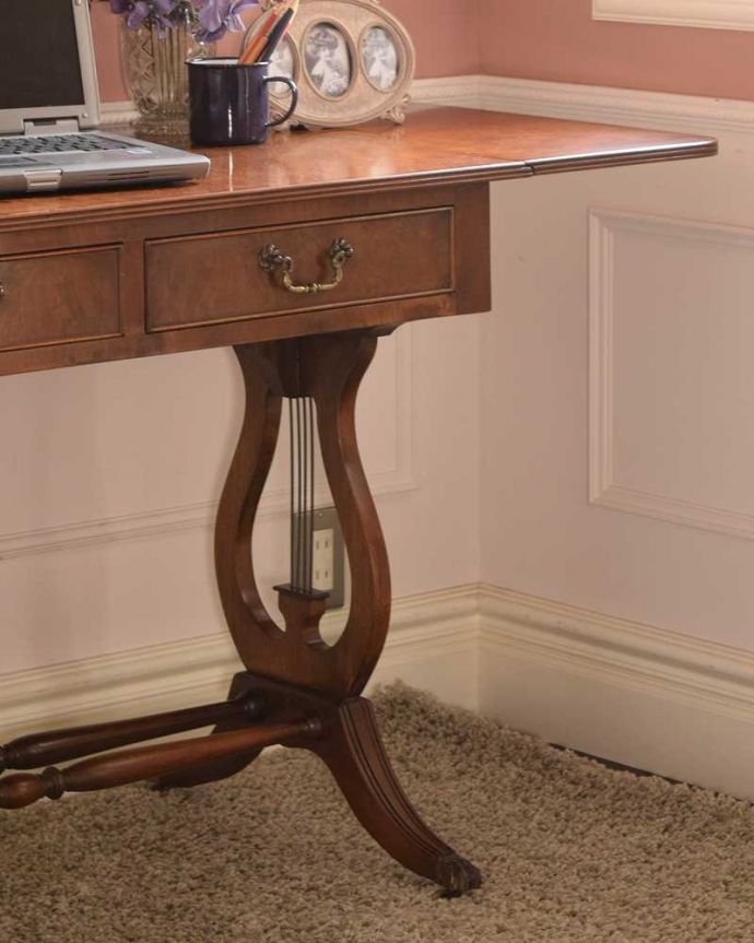 アンティークのデスク・書斎机 アンティーク家具 イギリスのアンティーク家具、伸長式の便利なバタフライテーブル(デスク)。英国アンティークらしい優雅な姿にうっとりアンティークらしいデザインの美しさ。(k-2659-f)
