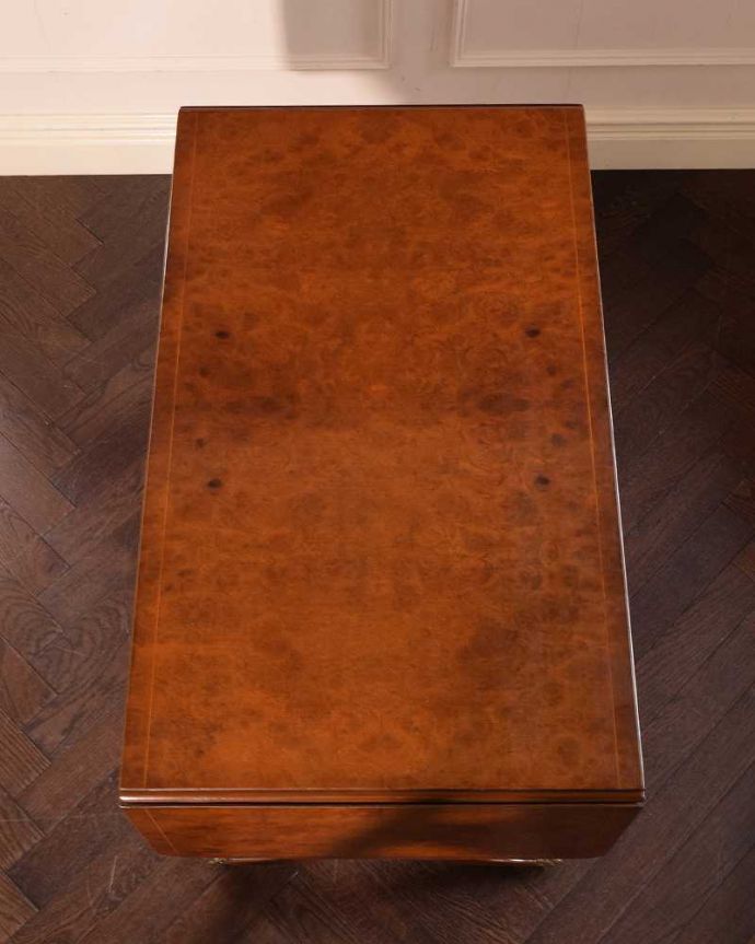 アンティークのデスク・書斎机 アンティーク家具 イギリスのアンティーク家具、伸長式の便利なバタフライテーブル(デスク)。畳むとこんなにスリムなサイズリーフを開く前はこんな形です。(k-2659-f)