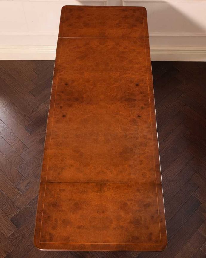 アンティークのデスク・書斎机 アンティーク家具 イギリスのアンティーク家具、伸長式の便利なバタフライテーブル(デスク)。天板もピカピカにお直ししました。(k-2659-f)