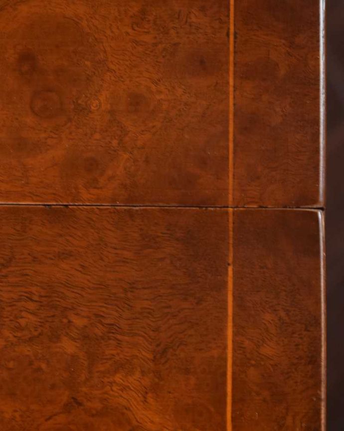 アンティークのデスク・書斎机 アンティーク家具 イギリスのアンティーク家具、伸長式の便利なバタフライテーブル(デスク)。天板を近くから見ると・・・デスクは天板を使う家具なので、キレイにお直ししました。(k-2659-f)