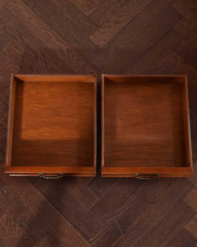 アンティークのデスク・書斎机 アンティーク家具 イギリスのアンティーク家具、伸長式の便利なバタフライテーブル(デスク)。引き出しの中もキレイに修復しました。(k-2659-f)