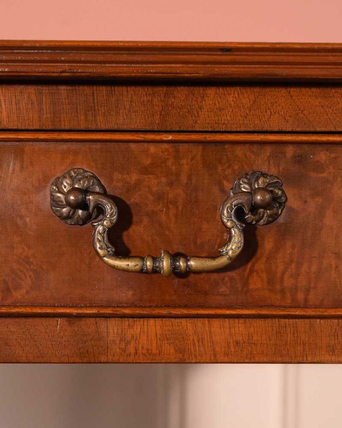 アンティークのデスク・書斎机 アンティーク家具 イギリスのアンティーク家具、伸長式の便利なバタフライテーブル(デスク)。アンティークらしい取っ手アンティークらしいデザインの取っ手を、そっと引っ張って開けるたびに、宝箱を開けている気分です。(k-2659-f)