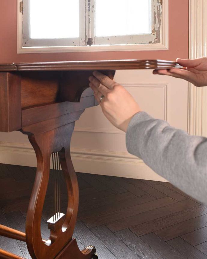 アンティークのデスク・書斎机 アンティーク家具 イギリスのアンティーク家具、伸長式の便利なバタフライテーブル(デスク)。あっという間にサイズ変更OK!天板を持ち上げてバーを出すだけで、簡単にサイズが変えれます。(k-2659-f)