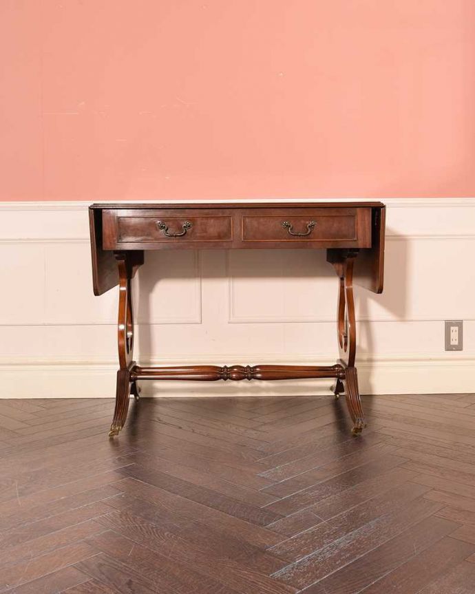 アンティークのデスク・書斎机 アンティーク家具 イギリスのアンティーク家具、伸長式の便利なバタフライテーブル(デスク)。リーフを畳むと・・・天板の両側のリーフを畳むと意外にコンパクト。(k-2659-f)