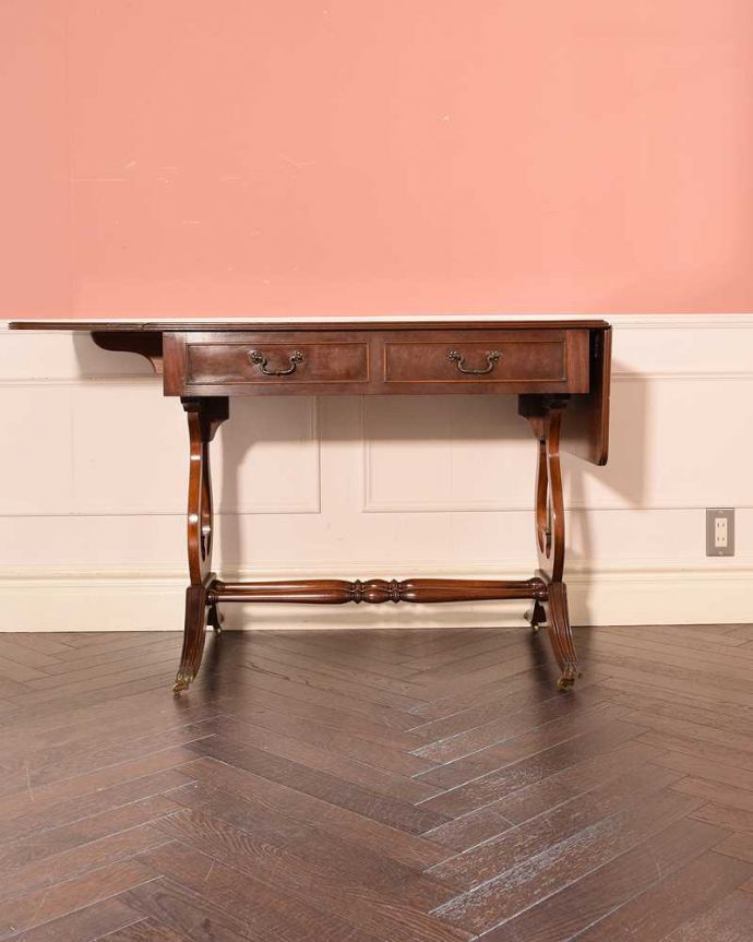 アンティークのデスク・書斎机 アンティーク家具 イギリスのアンティーク家具、伸長式の便利なバタフライテーブル(デスク)。片方だけ開いても使えます3WAYで使えるから、片側だけ開いた状態でもOK。(k-2659-f)