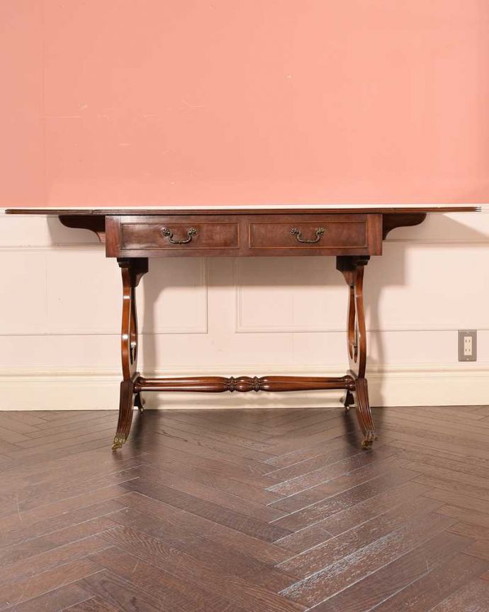 アンティークのデスク・書斎机 アンティーク家具 イギリスのアンティーク家具、伸長式の便利なバタフライテーブル(デスク)。両方開いて広々と左右のリーフを開けばゆったりサイズ。(k-2659-f)