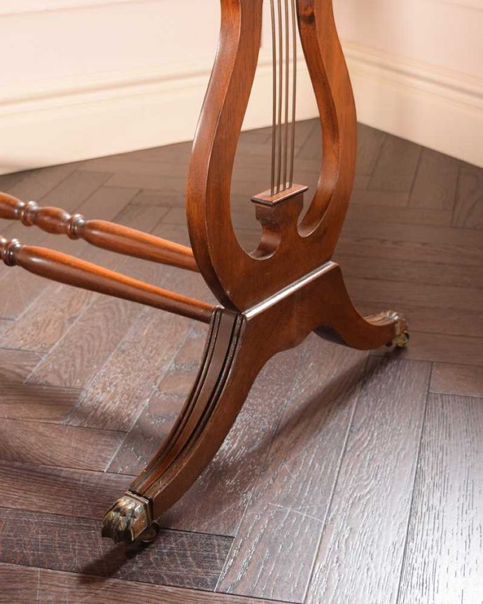 アンティークのデスク・書斎机 アンティーク家具 イギリスのアンティーク家具、伸長式の便利なバタフライテーブル(デスク)。女性1人でラクラク運べちゃうんですキャスター付きの脚。(k-2659-f)