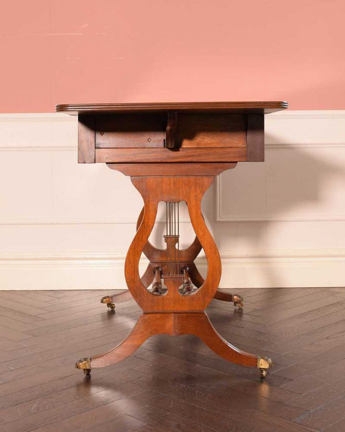 アンティークのデスク・書斎机 アンティーク家具 イギリスのアンティーク家具、伸長式の便利なバタフライテーブル(デスク)。横から見てもステキ脚元のデザインは、横から見ると、より美しさが分かります。(k-2659-f)