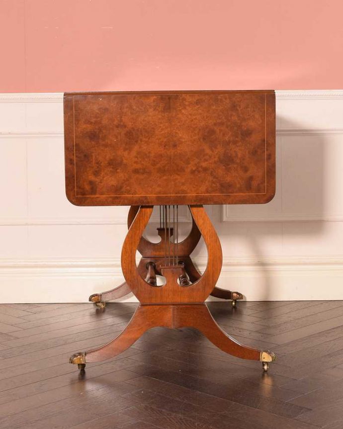 アンティークのデスク・書斎机 アンティーク家具 イギリスのアンティーク家具、伸長式の便利なバタフライテーブル(デスク)。天板を畳むとこんな感じ閉じたときは、また違った表情を見せて楽しませてくれます。(k-2659-f)