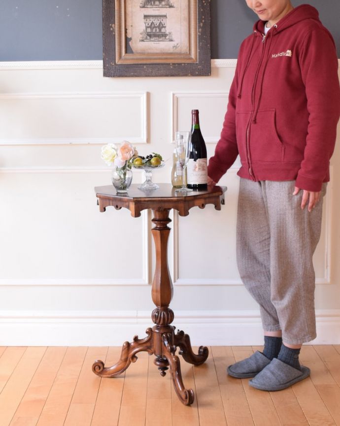 アンティークのテーブル　アンティーク家具　1910年代の装飾の美しいアンティークトライポットテーブル。大きめサイズで使いやすいワインテーブルいつものワインテーブルより大きなサイズ。(k-2660-f)