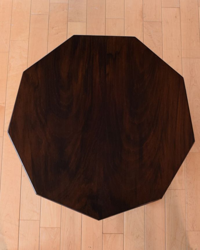 アンティークのテーブル　アンティーク家具　1910年代の装飾の美しいアンティークトライポットテーブル。天板を上から見ると･･･こんな形のテーブルです。(k-2660-f)