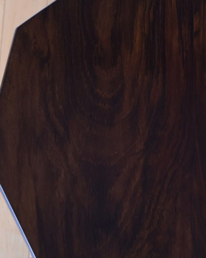 アンティークのテーブル　アンティーク家具　1910年代の装飾の美しいアンティークトライポットテーブル。近づいてみると…木目もキレイな天板。(k-2660-f)