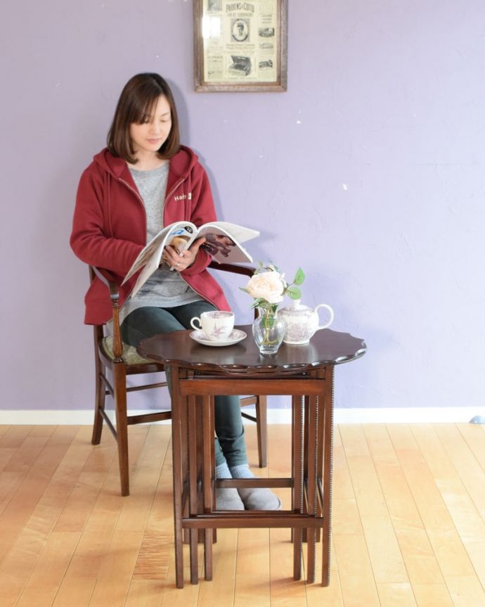 アンティークのテーブル　アンティーク家具　英国のアンティーク家具、３台セットの美しい天板のネストテーブル。親子一緒の姿が可愛いネストテーブルネストとは巣のこと。(k-2661-f)