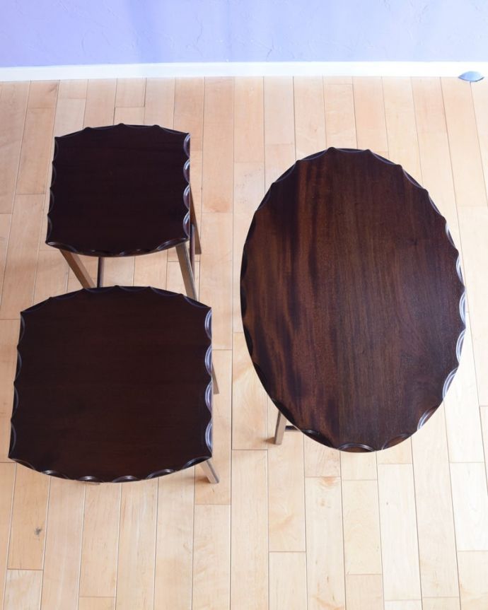 アンティークのテーブル　アンティーク家具　英国のアンティーク家具、３台セットの美しい天板のネストテーブル。3つを並べて上から見てみましょう大中小3つを並べてみると、こんな感じです。(k-2661-f)