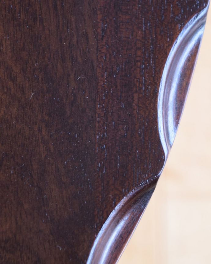 アンティークのテーブル　アンティーク家具　英国のアンティーク家具、３台セットの美しい天板のネストテーブル。天板も修復したのでキレイです修復の時、古い塗装を剥離して再塗装してあるので天板もピカピカです。(k-2661-f)