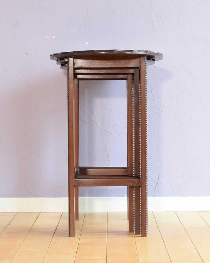 アンティークのテーブル　アンティーク家具　英国のアンティーク家具、３台セットの美しい天板のネストテーブル。横から見てみると･･･お揃いの脚が3つがキレイに重なって、とっても美しい横顔。(k-2661-f)