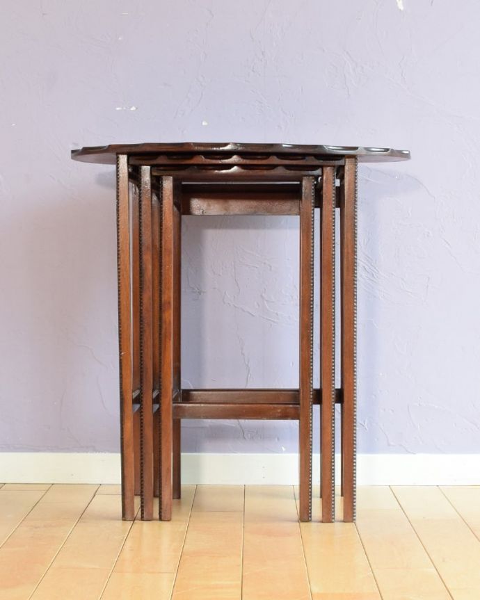 アンティークのテーブル　アンティーク家具　英国のアンティーク家具、３台セットの美しい天板のネストテーブル。見る角度によって見え方が違います。(k-2661-f)