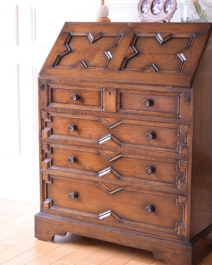 アンティーク家具らしさが漂うビューロー