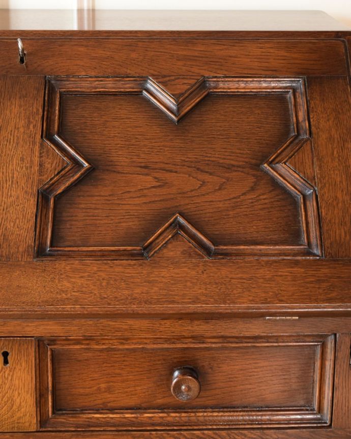 ビューローの華やかな装飾