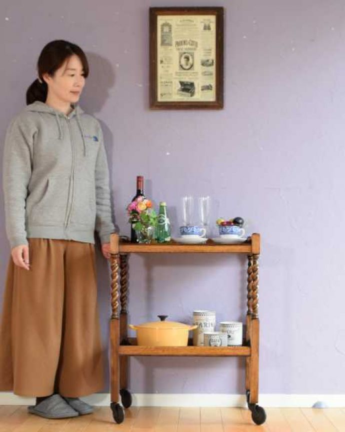 アンティークのワゴン・トローリー　アンティーク家具　どこでも使えるアンティーク家具、英国らしいツイスト脚のワゴン（トロリー）。コロコロ転がせて移動も楽チン！アンティークの中でも人気の高いワゴン。(k-2663-f)