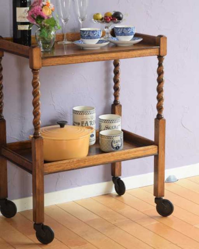 アンティークのワゴン・トローリー　アンティーク家具　どこでも使えるアンティーク家具、英国らしいツイスト脚のワゴン（トロリー）。アンティークのワゴンは使い方が自由自在簡単に移動が出来るワゴン。(k-2663-f)