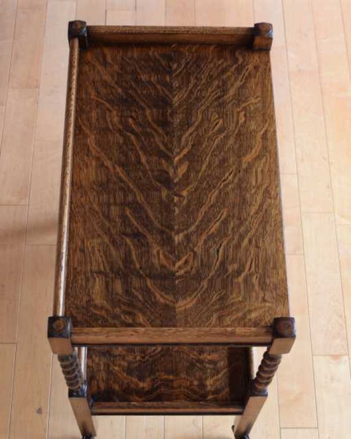 アンティークのワゴン・トローリー　アンティーク家具　どこでも使えるアンティーク家具、英国らしいツイスト脚のワゴン（トロリー）。上から見るとこんな形です修復にもいろんな方法がありますが、Handleではこだわって仕上げています。(k-2663-f)