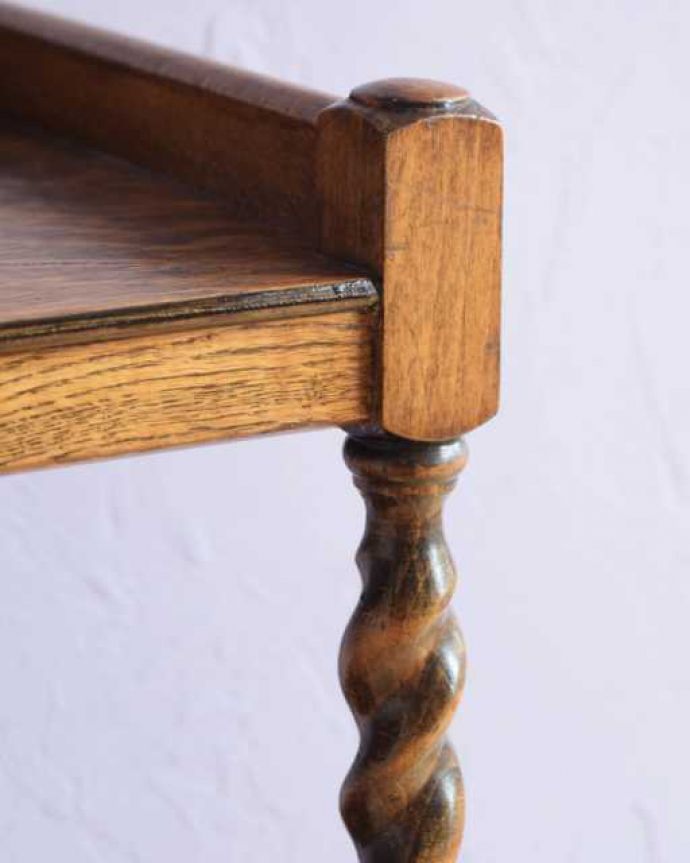 アンティークのワゴン・トローリー　アンティーク家具　どこでも使えるアンティーク家具、英国らしいツイスト脚のワゴン（トロリー）。ちょっとしたこだわり天板の縁の部分に落ちないような仕掛けが。(k-2663-f)