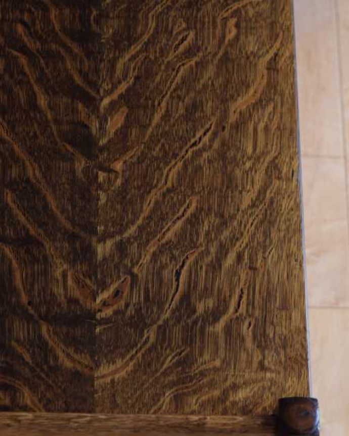 アンティークのワゴン・トローリー　アンティーク家具　どこでも使えるアンティーク家具、英国らしいツイスト脚のワゴン（トロリー）。近づいてみると･･･修復にもいろんな方法がありますが、Handleでは塗装にこだわって古い塗装を剥離して再塗装していますのでピカピカです。(k-2663-f)