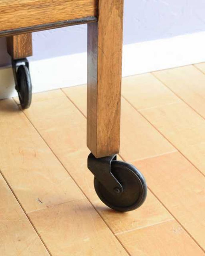 アンティークのワゴン・トローリー　アンティーク家具　どこでも使えるアンティーク家具、英国らしいツイスト脚のワゴン（トロリー）。ちゃんと動きます脚先にはキャスターが。(k-2663-f)